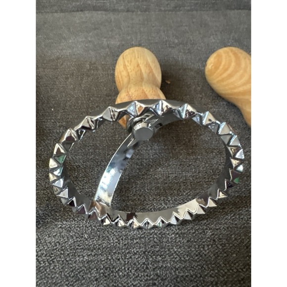 Ravioli Stamp Set of 4 Ravioli Maker Cutter with Wooden Handle - Picture 5 of 7